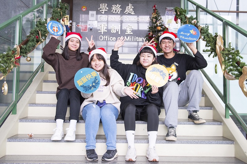 中原大學各處室也響應聖誕活動，讓校園充滿喜樂氛圍。(圖/中原大學提供)